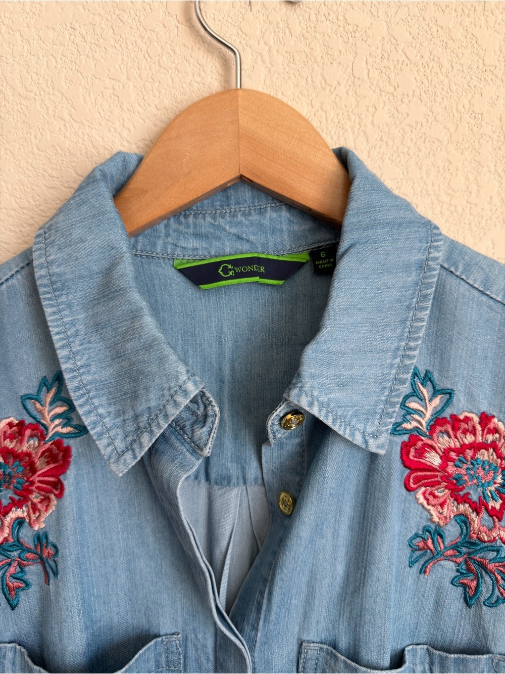 Floral Embroidered Chambray Shirt Size 6 Blue C Wonder Roll Tab Boho Western Top - Picture 8 of 16